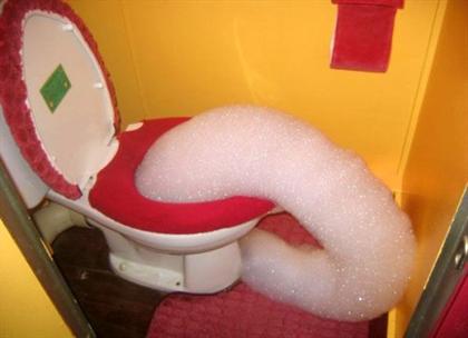 وقتی دهن مستراح فرنگی کف میکند