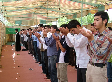 نماز معتمرین دانش آموزی در اردوگاه مقدس اردبیلی