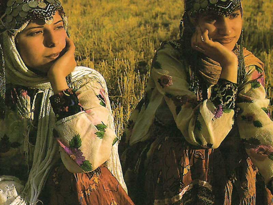 دختر ترکمن با لباس محلی