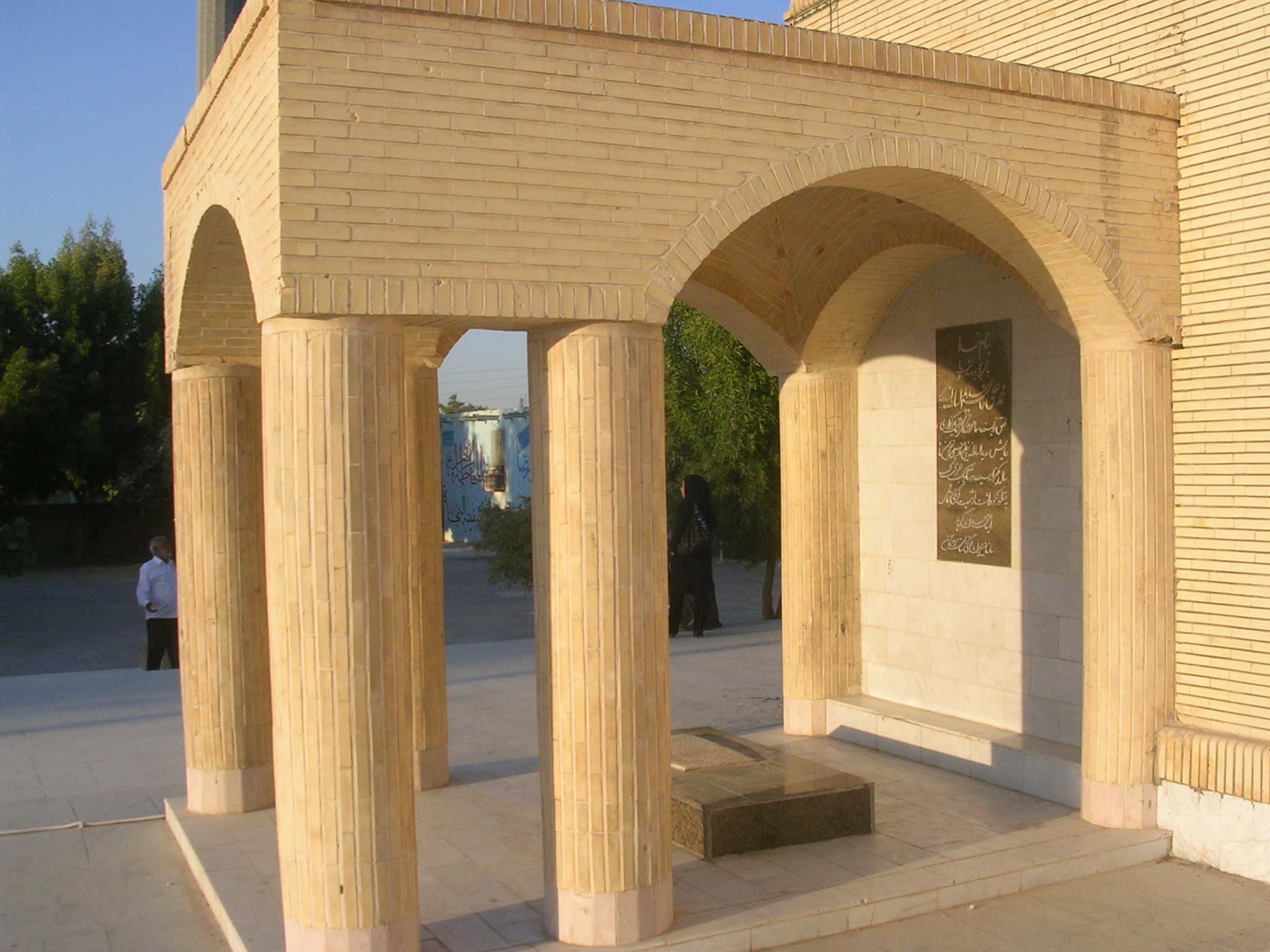 آرامگاه سدید السلطنه درحیاط غربی سیدکامل