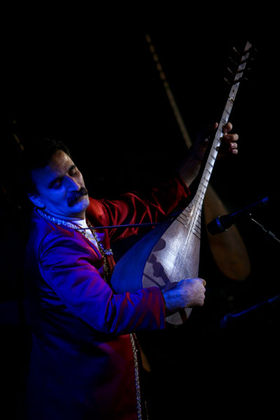 http://s1.picofile.com/file/6195441646/ashiqchangiz_13.jpg