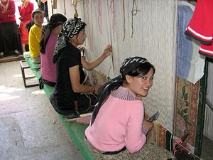 http://s1.picofile.com/file/6224476856/300px_Khotan_fabrica_alfombras_d06.jpg