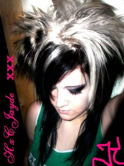 girl hairstyles with bangs. 2010 hairstyle emo girl.