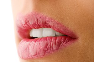 چاره ترک خوردن لبها چیست؟