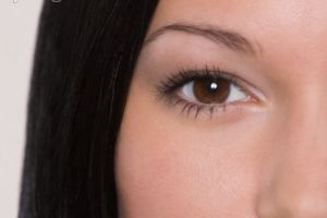5 راه حل برای رفع تیرگی اطراف چشم