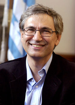 http://s1.picofile.com/file/6329095570/pamuk_pressconf3_photo.jpg