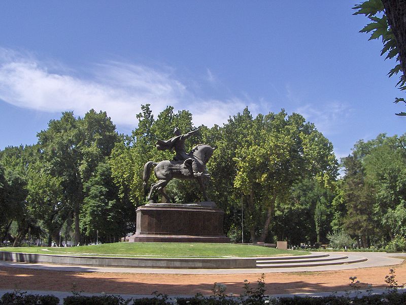 800px_Amir_Timur_monument_tash.jpg