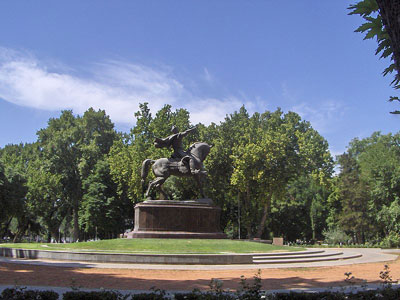 800px_Amir_Timur_monument_t.jpg