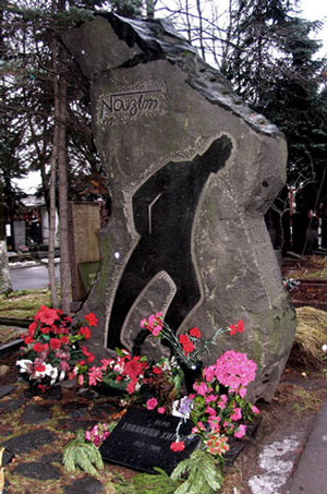 http://s1.picofile.com/file/6363279674/Nazim_Hikmet_Mezar.jpg