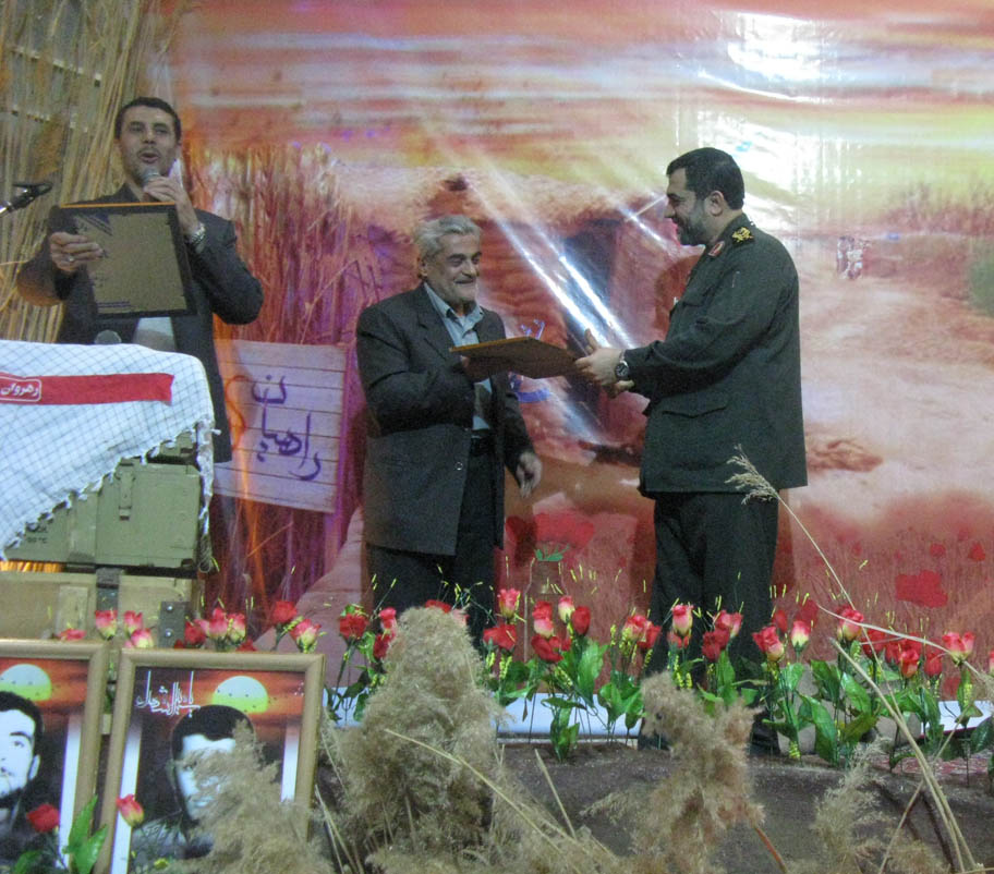 اهدا لوح تقدیر توسط سردار آبنوش به رزمندگان روستا