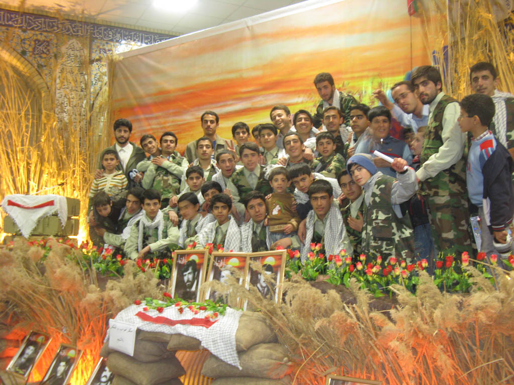 تعدادی از بچه های فعال در یادواره