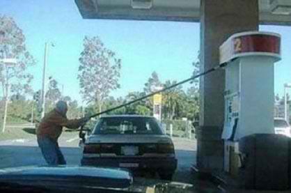 پمپ بنزین و مردم مختلف