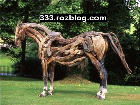 ساختن مجسمه اسب با شاخه های خشک درختان 