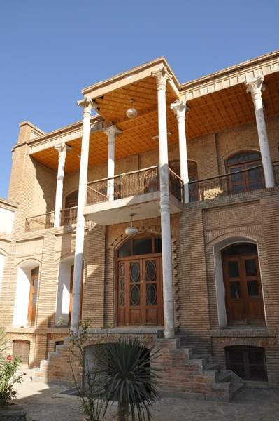 حیاط و عمارت اندرونی