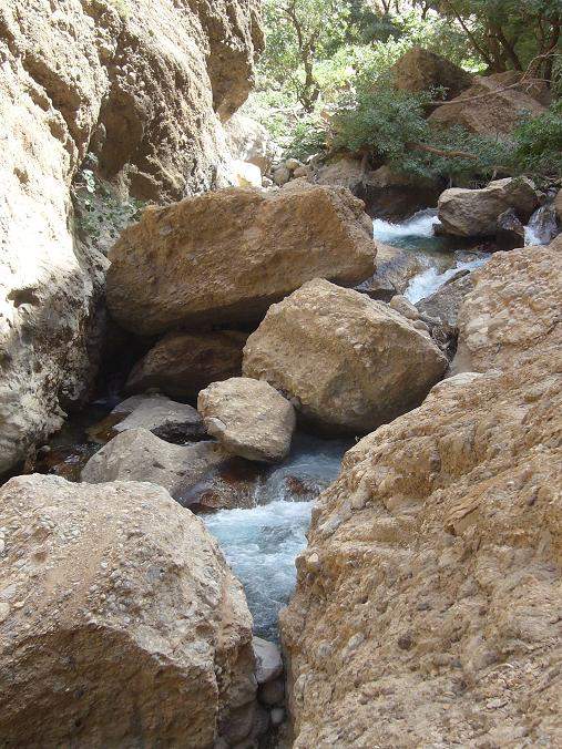 عبور رود از ميان سنگهاي فرو ريخته از كوه