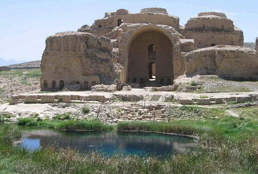 نماي شمالي كاخ اردشير ساساني و بركه مقابل آن