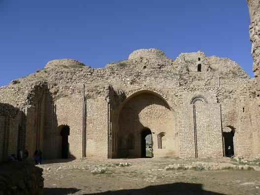 نماي كاخ اردشير ساساني از داخل حياط جنوبي