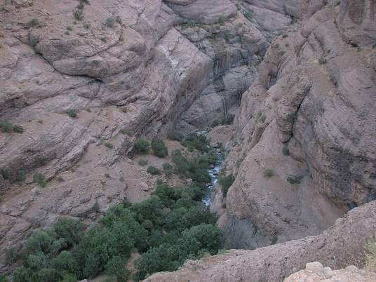 قسمت پایانی مسیر دره گردو بر لبه صخره ها