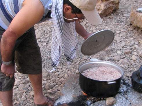 علی در حال آماده کردن صبحانه