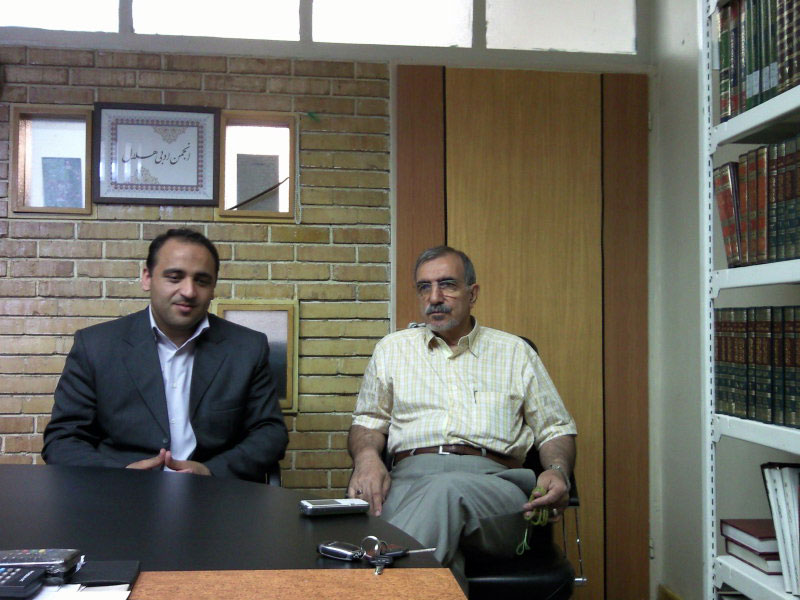 وحید کاظم زاده در کنار استاد ادیب دکتر علی موسوی گرمارودی 