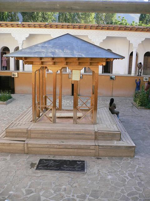 آرامگاه نيما يوشيج در ميان حياط خانه
