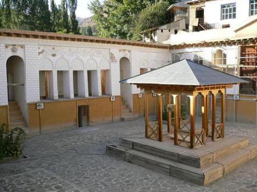 آرامگاه نيما يوشيج در ميان حياط خانه