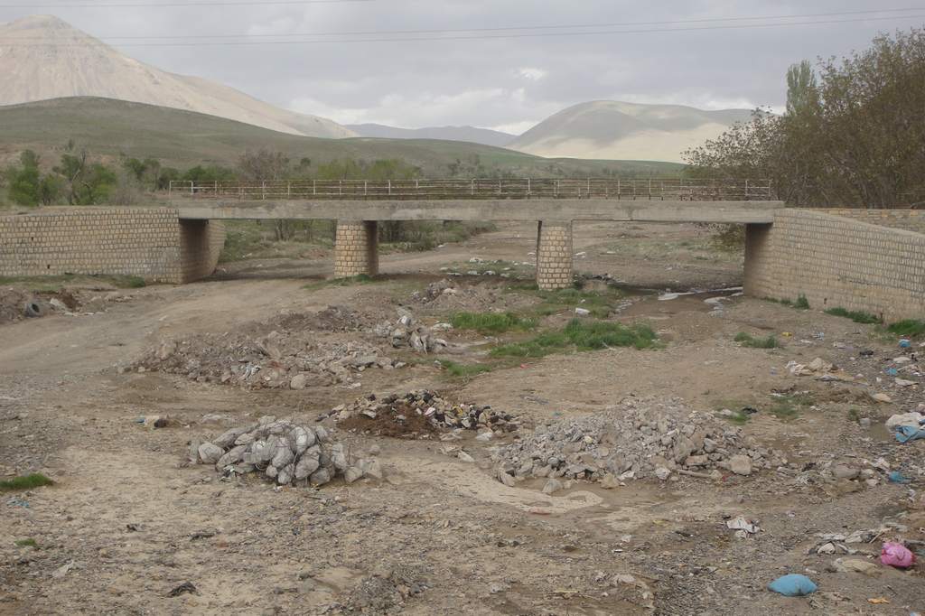 پل ارتباطي دو طرف روستا كرفس