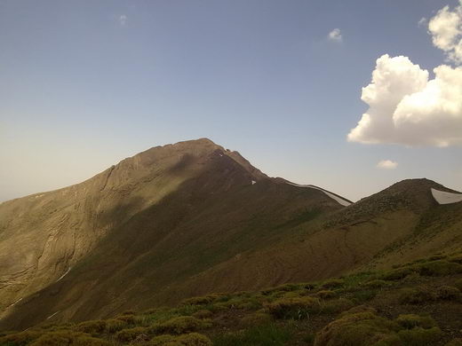 نمایی از قله ساکا از روی خط الراس (قبل از گردنه)