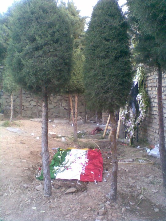 مزار عزّتالله و شهید هاله سحابی مزار عزّتالله و شهید هاله سحابی