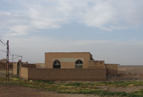 نمایی از بیرون مسجد امام خمینی روستای کاج