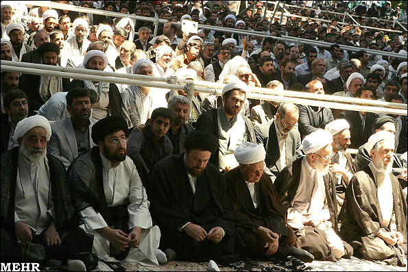 مداحان در صف نماز جمعه روز رحلت امام خمینی(ره)