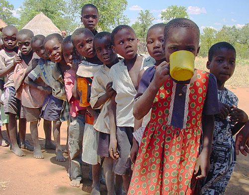کودکان گرسنه آفریقایی در صف غذا