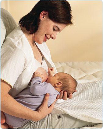 تغذیه نوزاد با شیر مادر