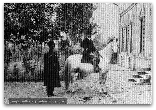 رضاشاه پهلوی (رضاخان) در اصطبل خانه سفارت انگلیس، مسئول جمع آوری پهن اسب