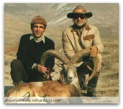 عکس شاهزاده عبدالرضا پهلوی و کامبیز آتابای مسئول اداره شکاربانی دربار؛ شکار قوچ