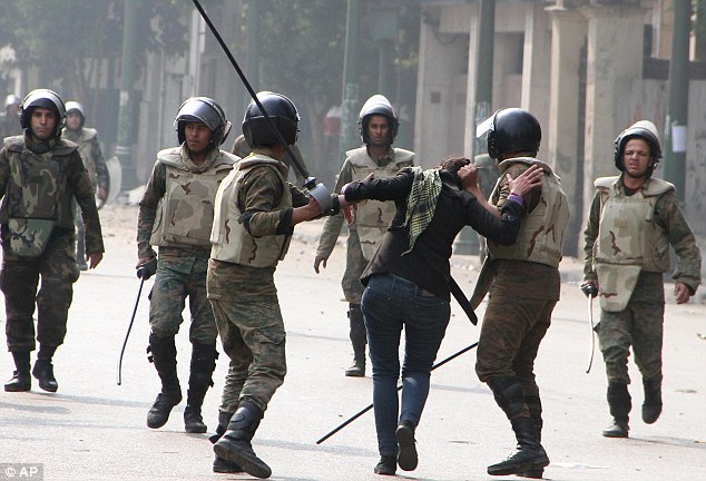 خشونت سربازان مصری نسبت به زنان معترض(عکس)