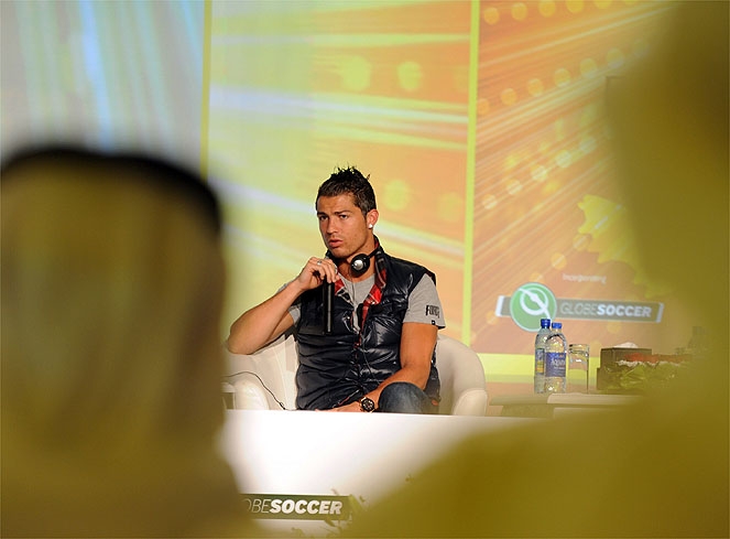 http://s1.picofile.com/file/7227389244/visita_Cristiano_Dubai.jpg