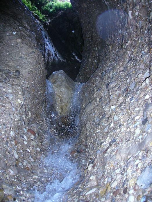 آبشاري در غار زينه‌گان