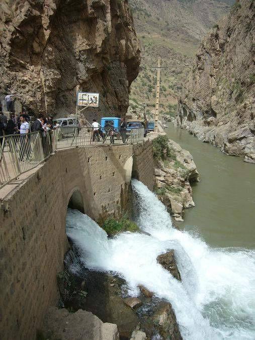 ريزش آب چشمه بل از زير جاده به داخل رودخانه سيروان