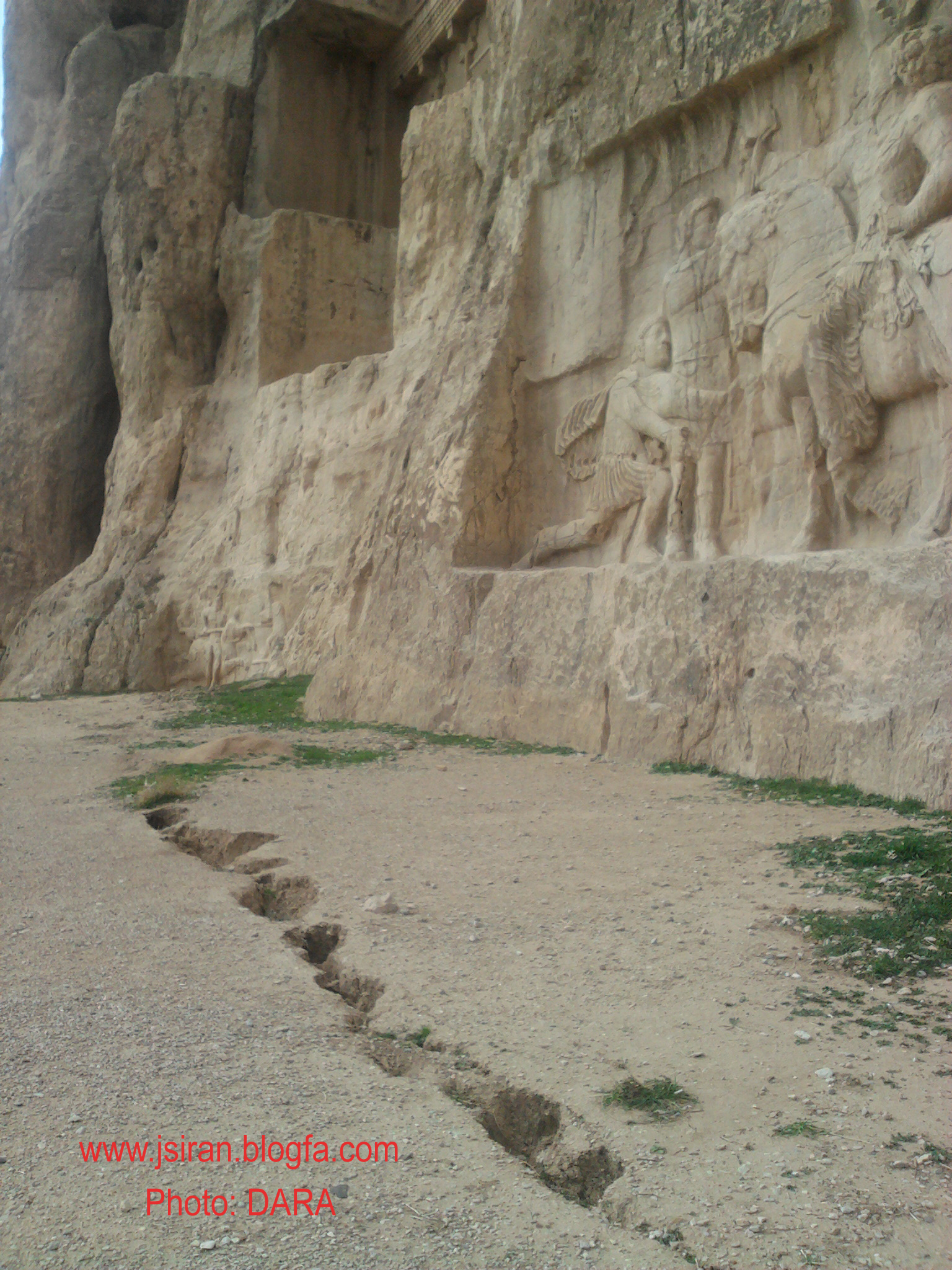 درزه در فاصله 3 متری نقش برجسته، نقش رستم- فرتور:دارا