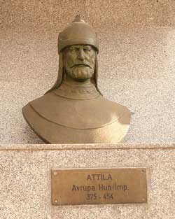http://s1.picofile.com/file/7260885371/attila_turk_hun.jpg