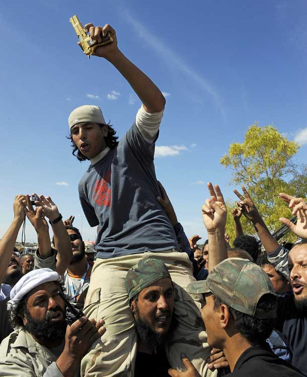 [تصویر: man_holds_up_colonel_gaddafi_golden_gun_...156727.jpg]