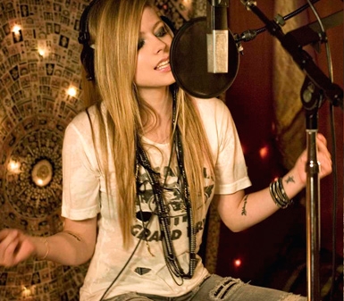 http://s1.picofile.com/file/7309298274/avril_world_com_1_.jpg