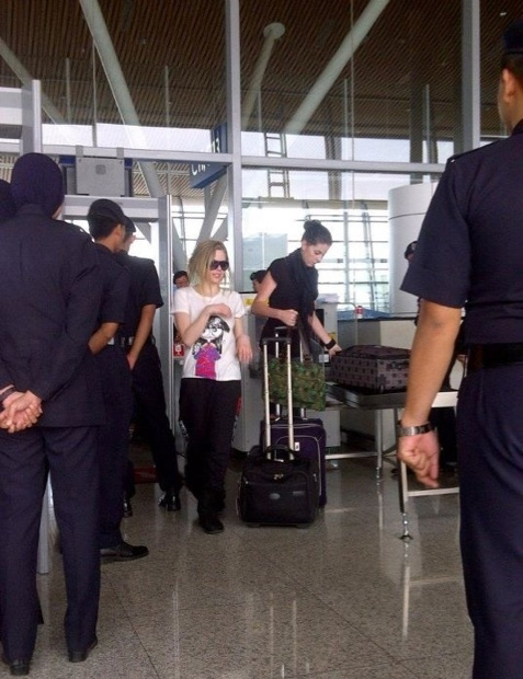 http://s1.picofile.com/file/7309314301/Airport_Kuala_Lumpur_Avril_World_Com_.jpg