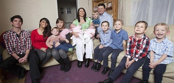 زن 37 ساله با 12 فرزند !!! + عکس خانوادگی