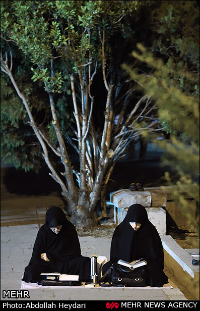 حضور زنان محجبه و با حجاب در مراسم شب های قدر
