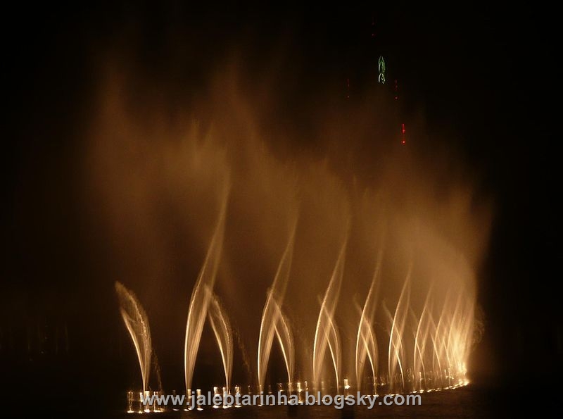 http://s1.picofile.com/file/7479589565/800px_Dubai_Fountain_performing_Bassbor_Al_Fourgakom_.jpg