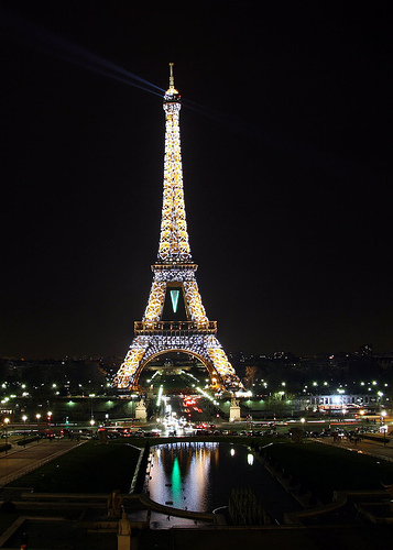 http://s1.picofile.com/file/7481731070/paris_eifel_roblisameehan.jpg