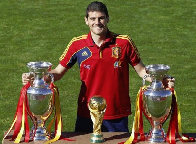 http://s1.picofile.com/file/7528330749/Casillas_orgulloso_copas.jpg