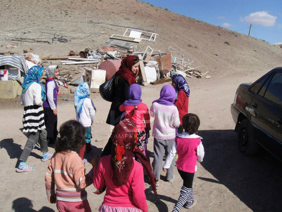 عکس های مهراوه شریفی نیا در بین کودکان زلزله زده